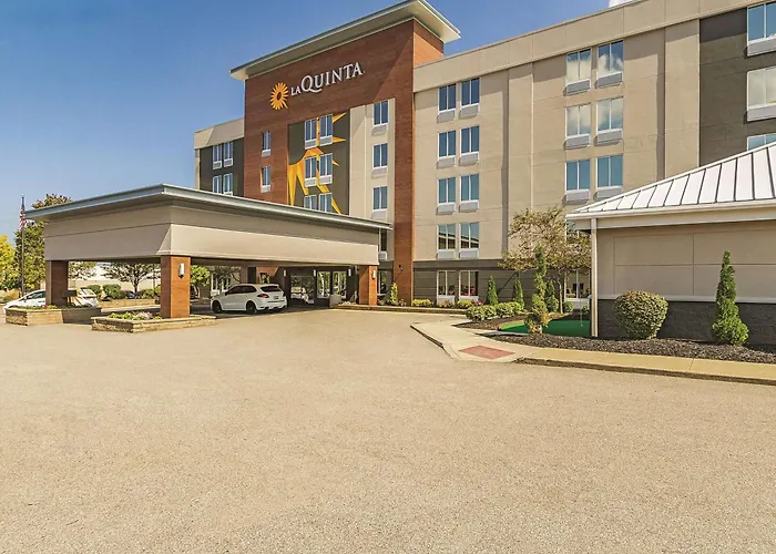 La Quinta Inn & Suites By Wyndham Cleveland Airport West