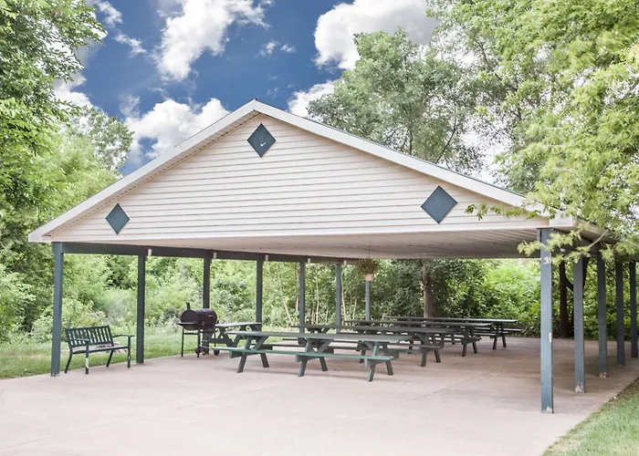 Super 8 By Wyndham Three Rivers