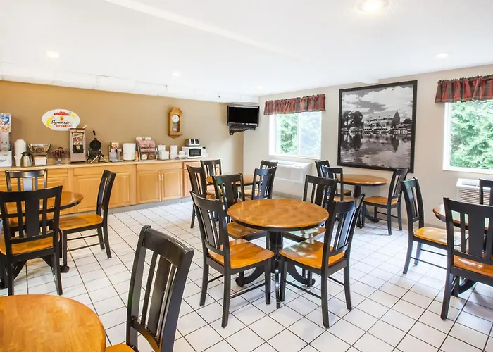 Super 8 By Wyndham West Branch