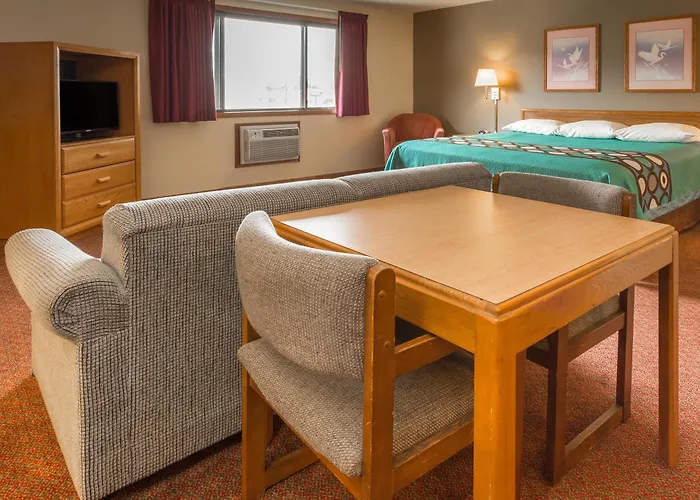 Super 8 By Wyndham Hartford Wi