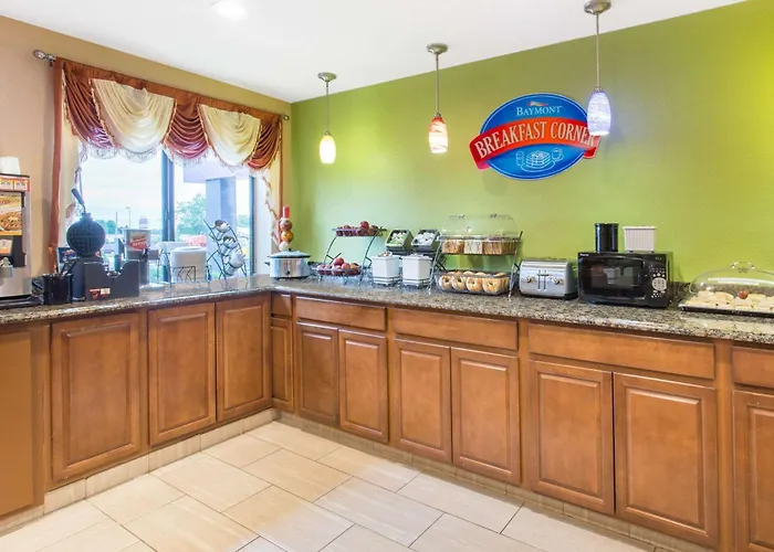 Baymont By Wyndham Waukesha