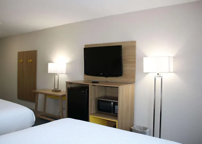 Days Inn By Wyndham Waco University Area