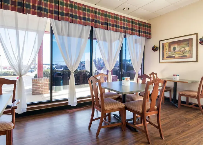 Econo Lodge Inn & Suites Conference Center Dublin