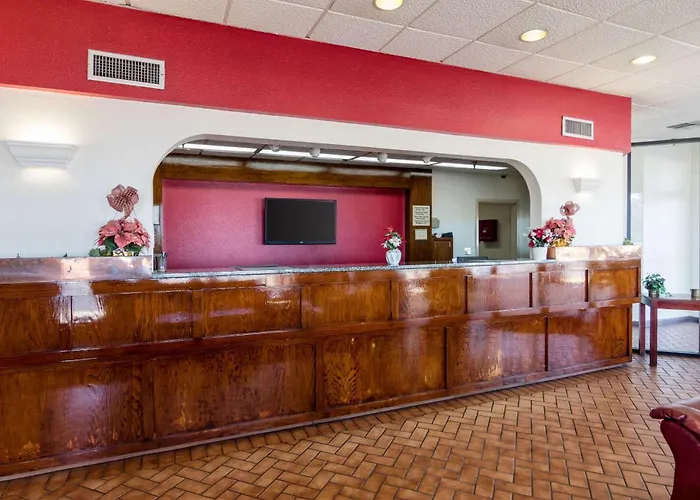 Econo Lodge Inn & Suites Conference Center Dublin