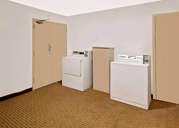 Super 8 By Wyndham Plainview