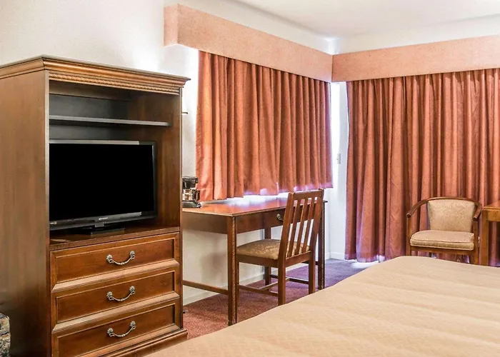 Quality Inn & Suites Mackinaw City Beachfront