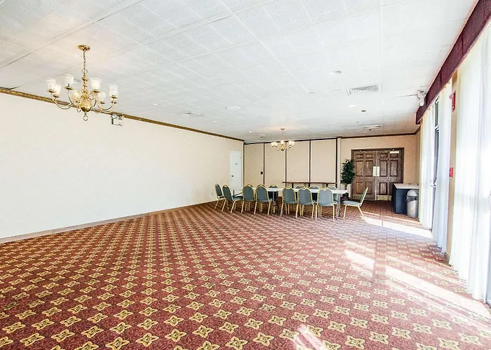 Econo Lodge Inn & Suites Norton - Wise South