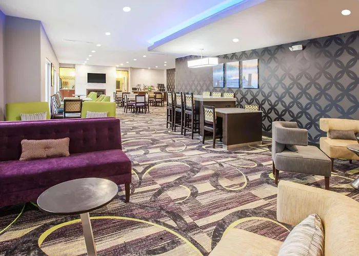 La Quinta Inn And Suites By Wyndham Elkhart
