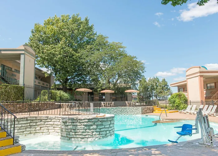 Days Inn By Wyndham St. Louis North