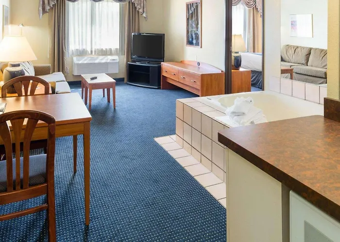 Quality Inn Lakeville North