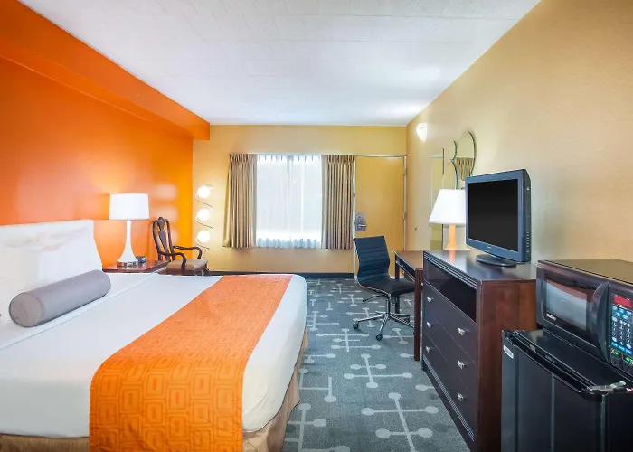 Howard Johnson By Wyndham College Park