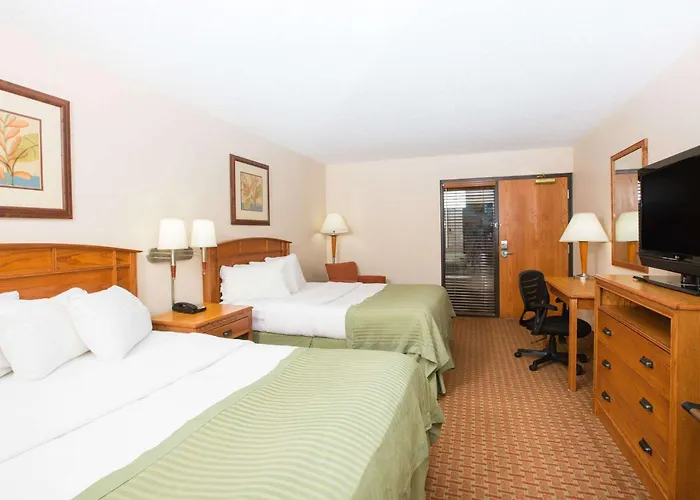 Ramada By Wyndham Des Moines Tropics Resort & Conference Ctr