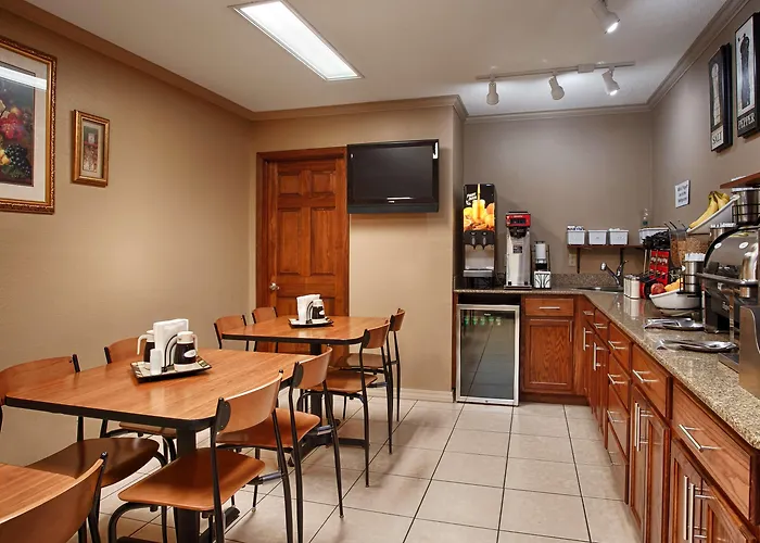 Best Western Delhi Inn