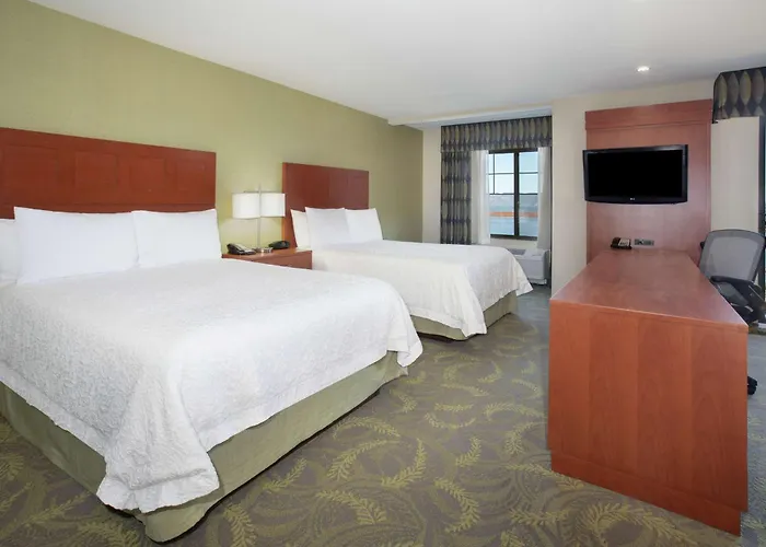 Hampton Inn & Suites Astoria