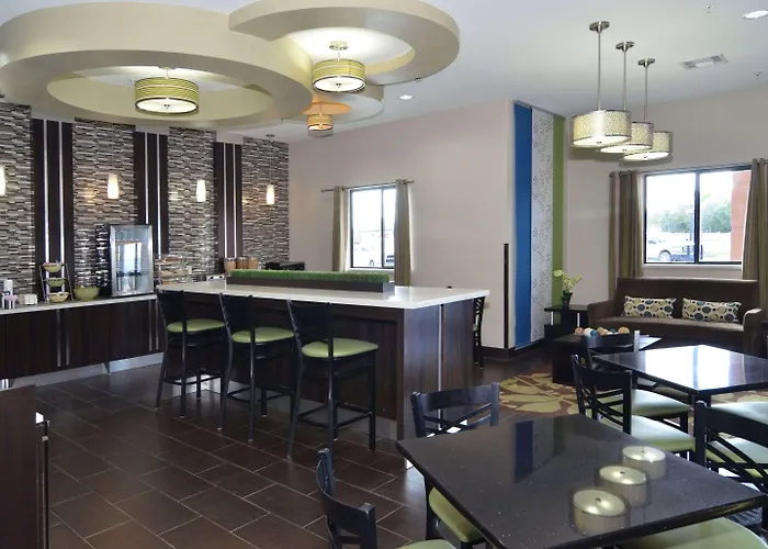 Quality Inn & Suites Kenedy - Karnes City