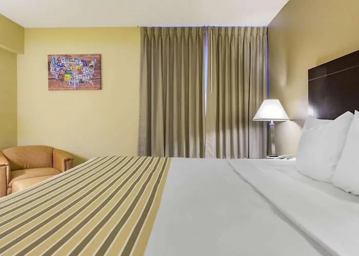 Econo Lodge Inn & Suites Triadelphia - Wheeling