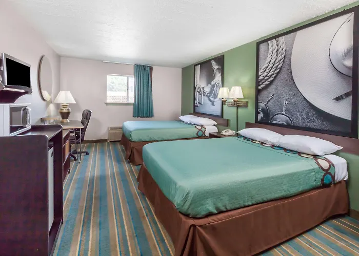 Super 8 By Wyndham Chickasha