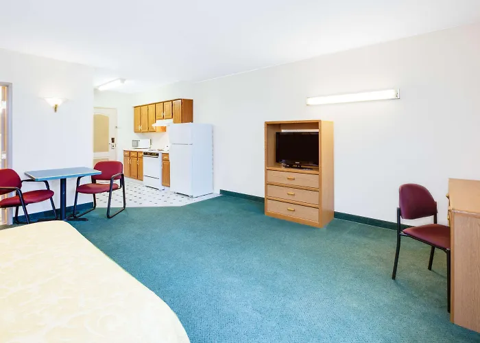 Super 8 By Wyndham Brooklyn