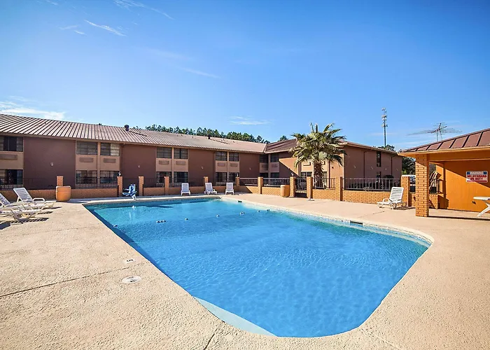 Clarion Pointe Marshall