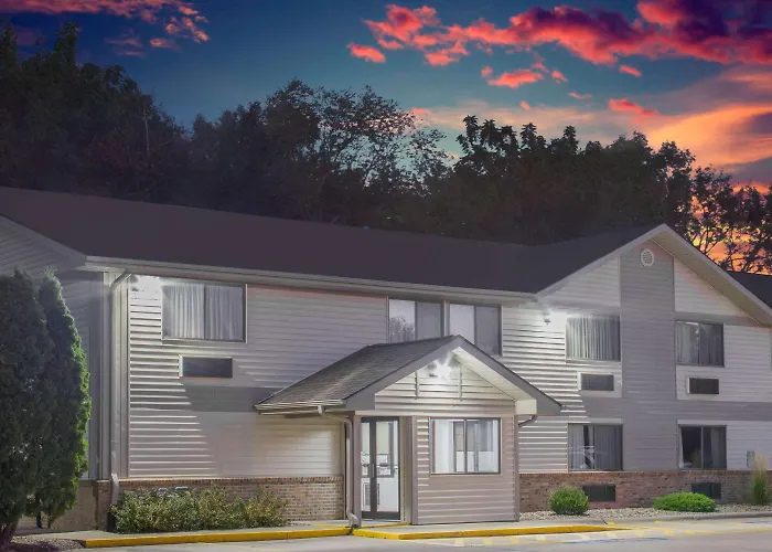 Super 8 By Wyndham Independence Ia
