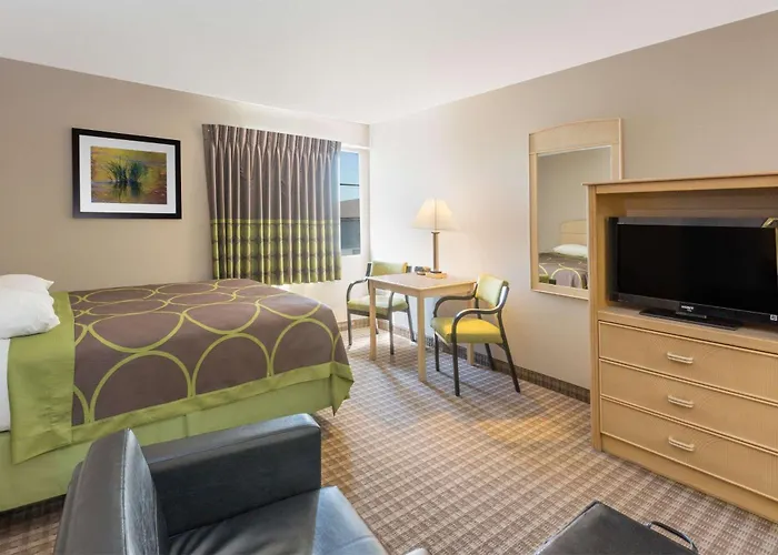 Super 8 By Wyndham Carroll/East