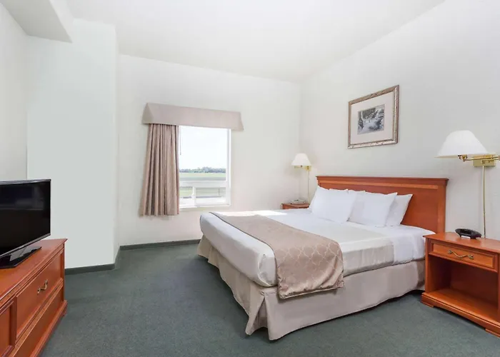 Super 8 By Wyndham Dauphin