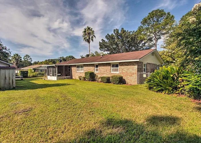 Cozy Waycross House W/ Yard & Screened Patio!