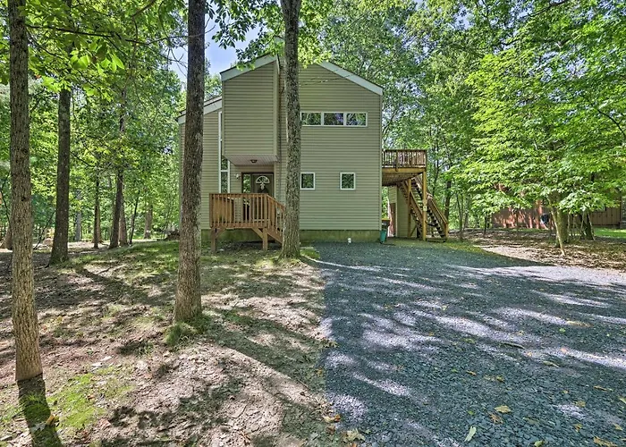 Fire Pit & Grill: Lakefront Poconos Cottage!