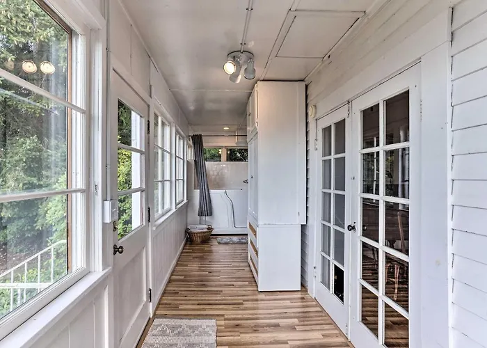 Charming Historic Retreat Near Poverty Bay!