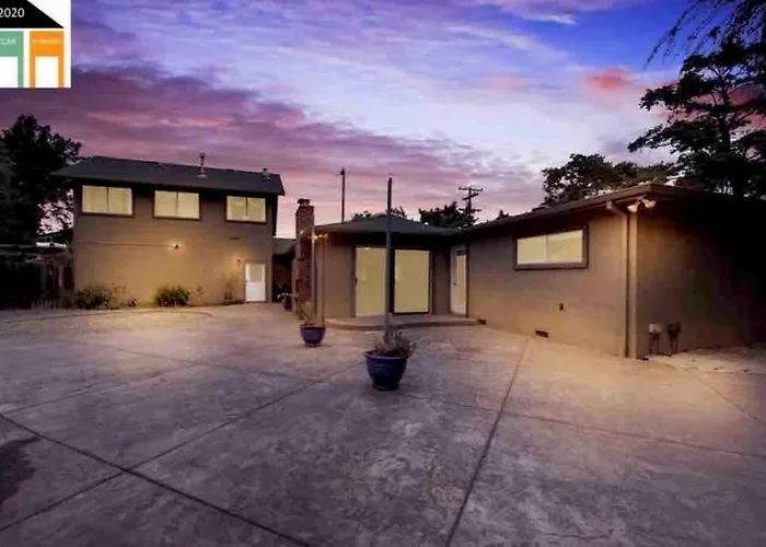 5 Bedroom House In Prestigious Neighborhood!