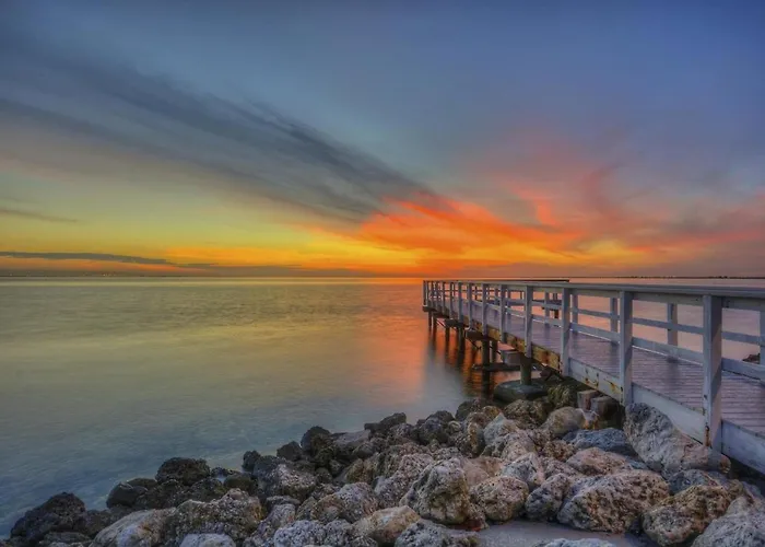 Condo Less Than 5 Min From Airport With Sunset Views