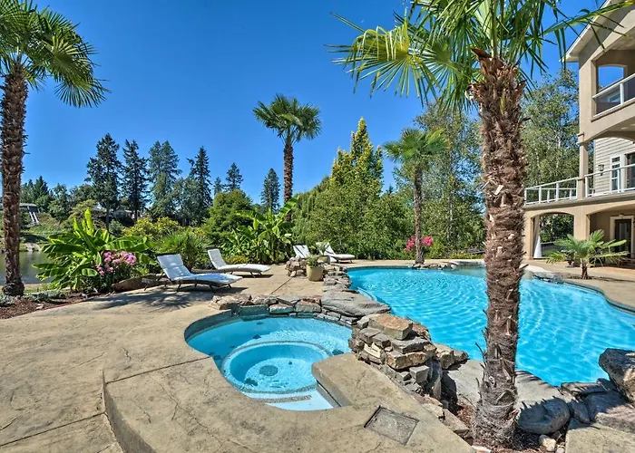 Luxe Getaway W/ Riverfront Views In Grants Pass!