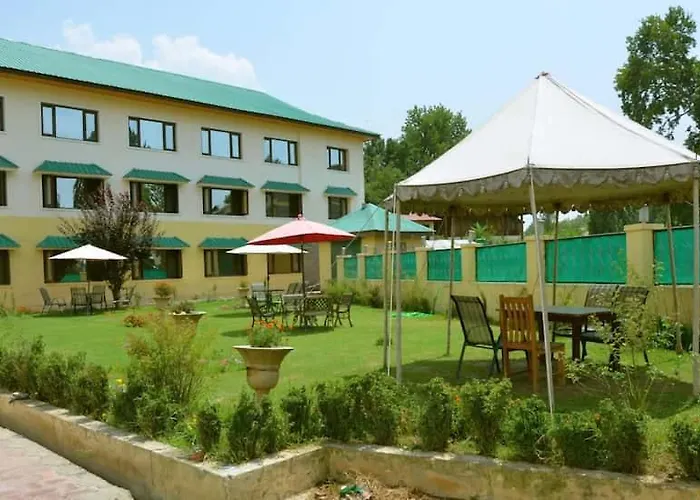 Hotel Curio'S All Seasons