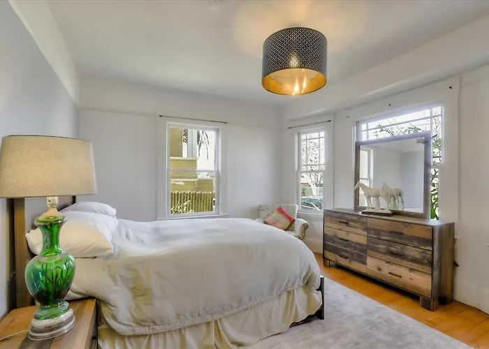 Light Filled Condo 3 Bedrm With Enclosed Sunny Backyard