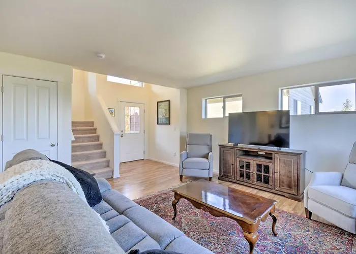 Pet-Friendly Poulsbo Abode W/ Mountain Views!
