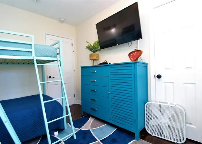 Beachy Bungalow For Family Fun! Walk To Beach!