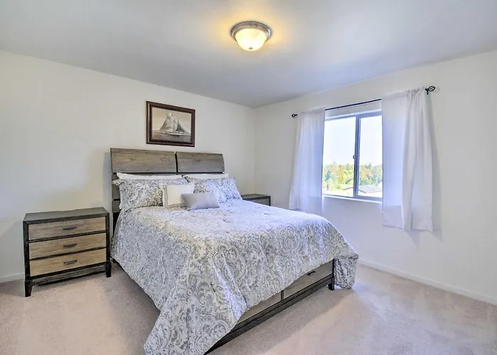 Pet-Friendly Poulsbo Abode W/ Mountain Views!