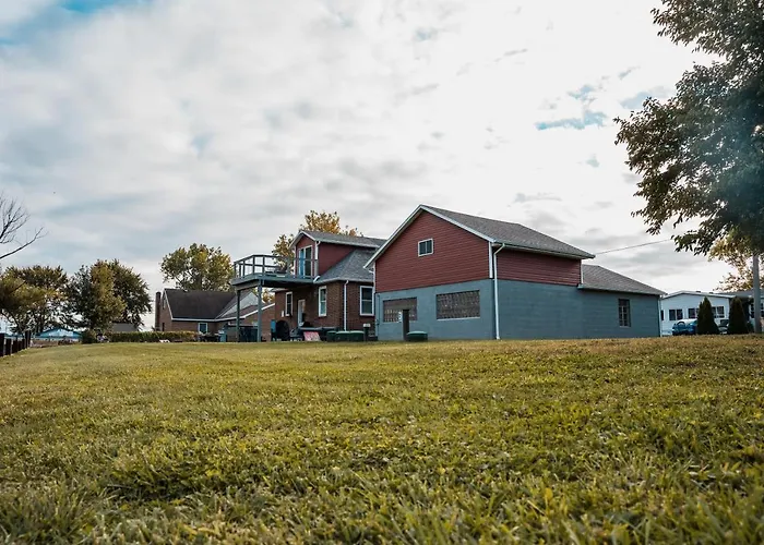 Sandusky Bay Hot Tub, Gym, Patio, Games, Recreation Watercraft, Waterside Home, Check It Out!