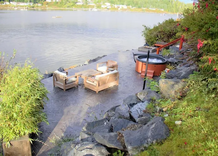 Salt Loft - Oceanfront, Hot Tub And Firepit!