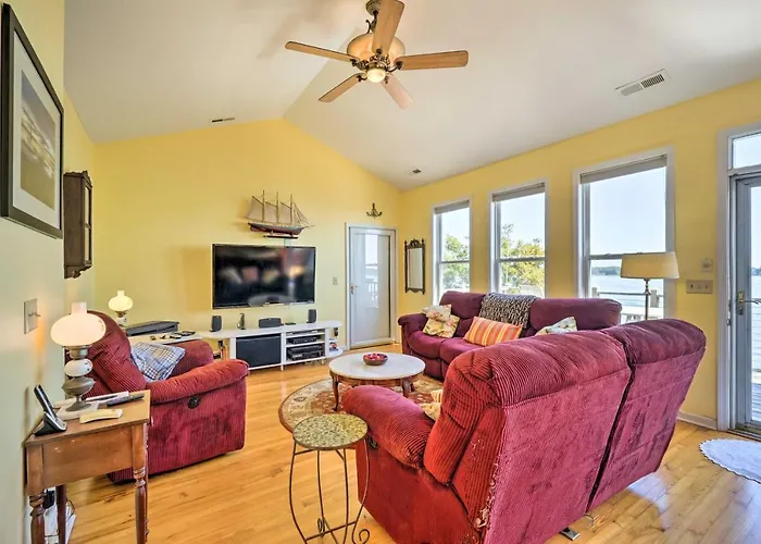 Charming Waterfront Home: Fish, Boat + More!