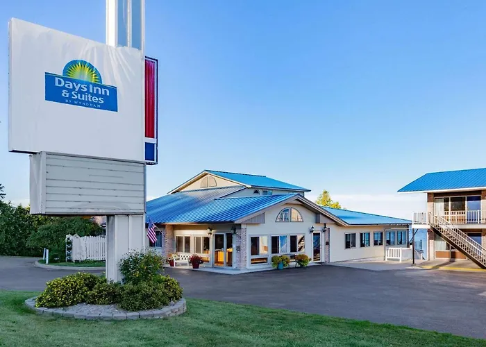 Days Inn & Suites By Wyndham St. Ignace Lakefront