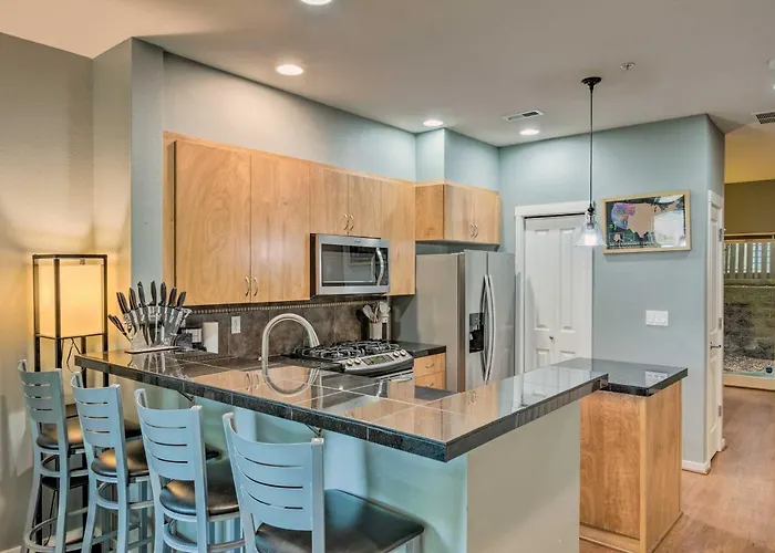 Walk To Local Shops & Eats! Quaint Issaquah Home
