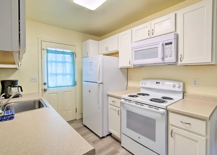 Winchester Bay Apt Near Dunes & State Parks!