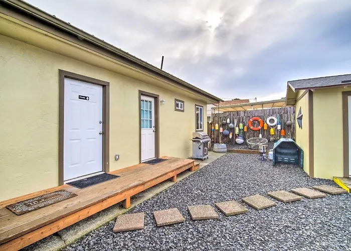 Winchester Bay Apt Near Dunes & State Parks!