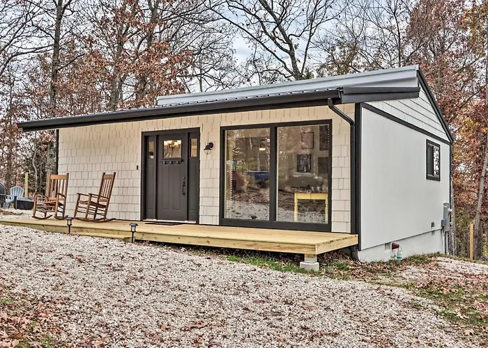 Pet & Family Friendly Cottage Near The Lake!