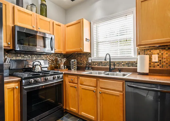 Modern 3Br Townhome Near Downtown Woodstock