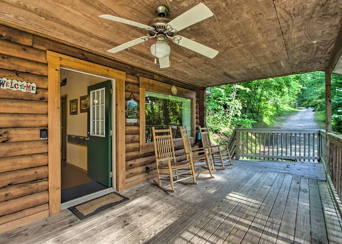 Peaceful Bryson City Cabin - Fire Pit & Hot Tub!