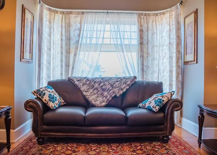 Maple House Large Vacation Home, Sleeps 10 Pet Friendly Great Location