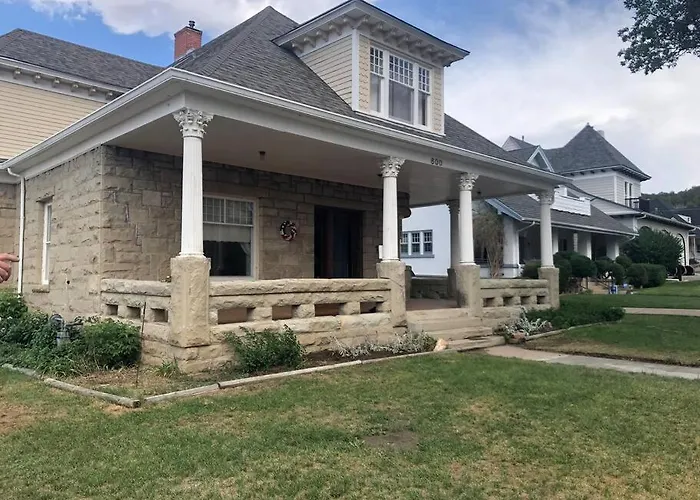 Maple House Large Vacation Home, Sleeps 10 Pet Friendly Great Location