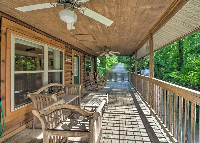 Peaceful Bryson City Cabin - Fire Pit & Hot Tub!